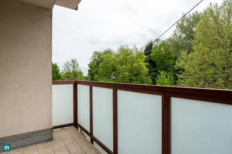 SANIERUNGSBEDÜRFTIGE 2 - ZIMMER WOHNUNG MIT FREIFLÄCHE UND GRÜNBLICK