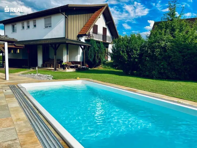 Schickes Zweifamilien-Wohnhaus mit Pool und schöner Grünfläche in ruhiger Lage