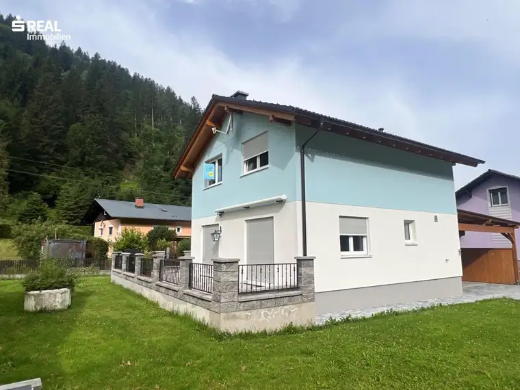 Neuwertiges Einfamilienhaus mit Doppelcarport und Photovoltaikanlage