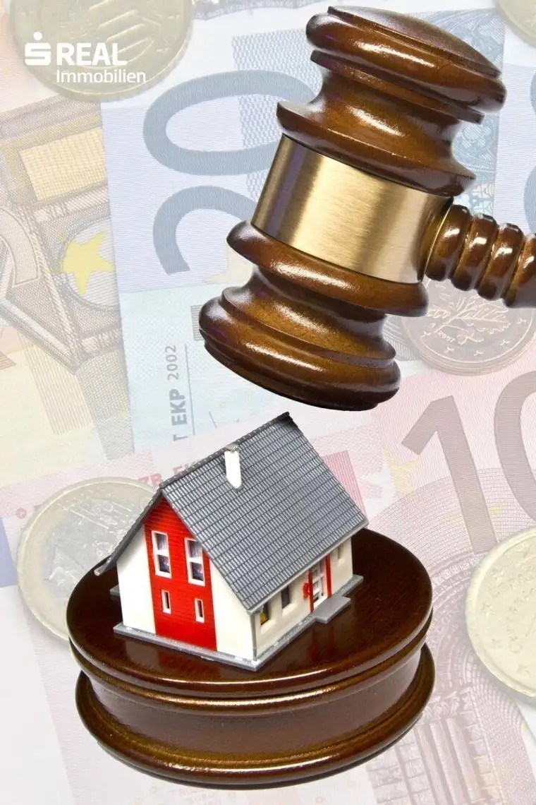 ZWANGSVERSTEIERGUNG :Liegenschaft mit Wohnhaus &amp; Freifläche, Garagengebäude und Grundstück