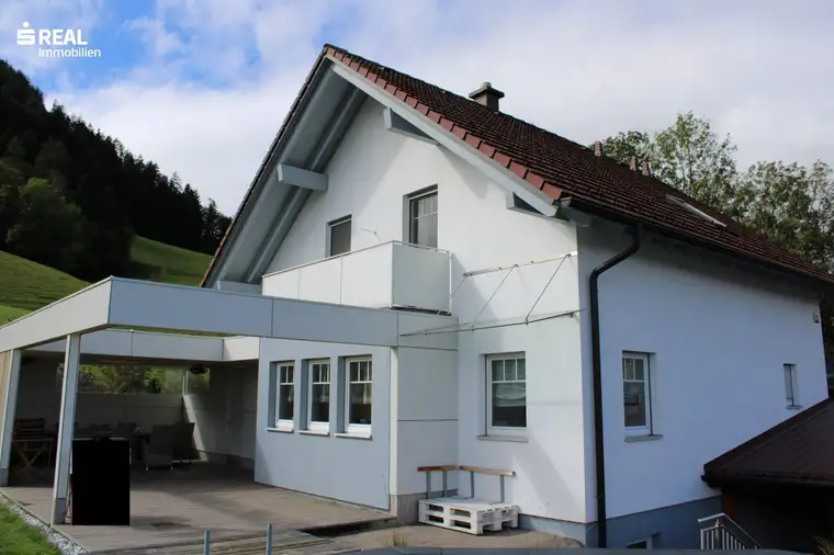 Traumhaftes Einfamilienhaus mit Pool und Bergblick