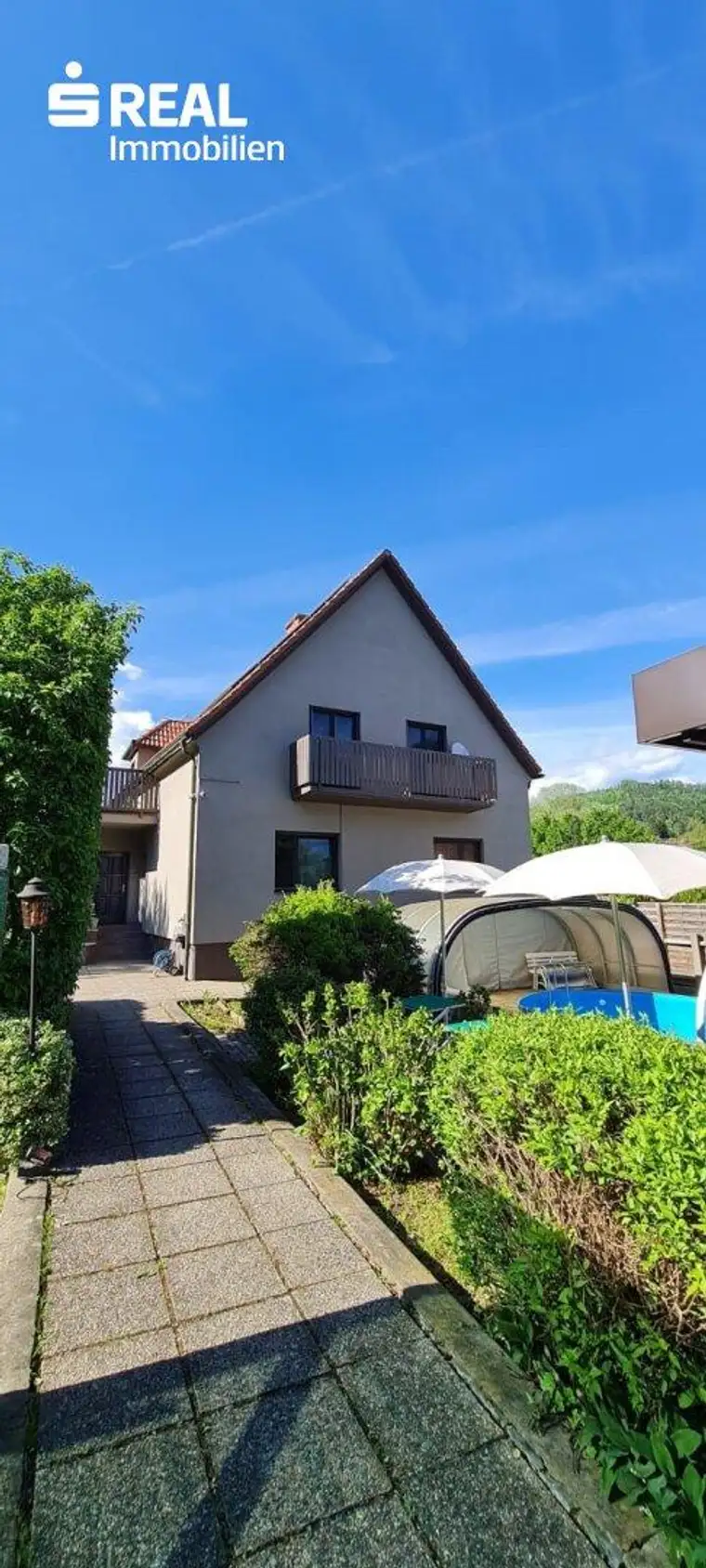 Einfamilienhaus mit Swimmingpool und Photovoltaikanlage