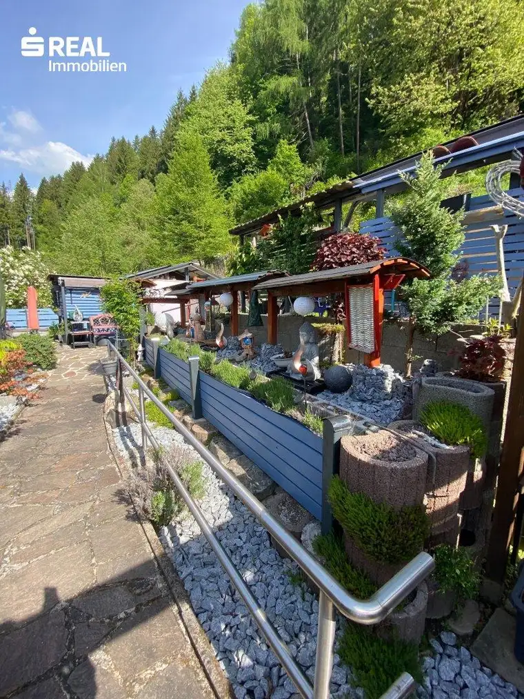 Moderne Eigentumswohnung mit Garten und Carport