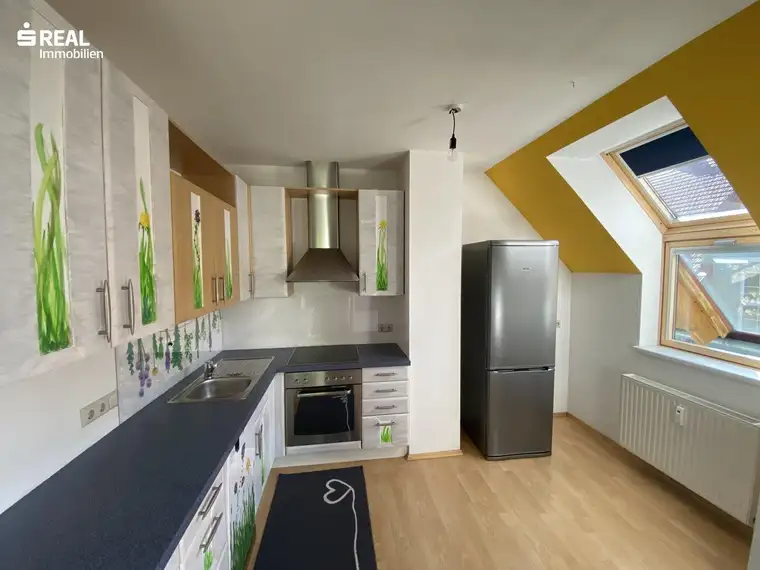 Feldkirchen: Helle 3-Zimmer-Wohnung mit großer Loggia und Carport