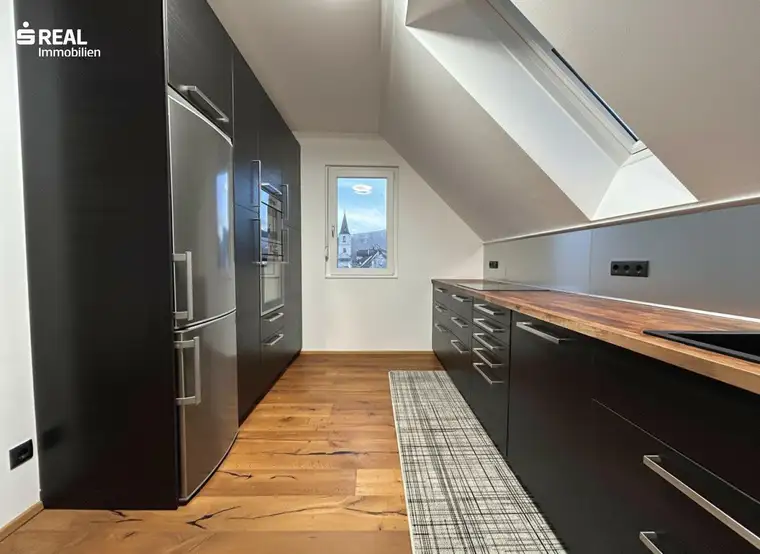 Wohnen im Grünen: Helle 2-Zimmer-Wohnung mit Balkon und Dachfenstern