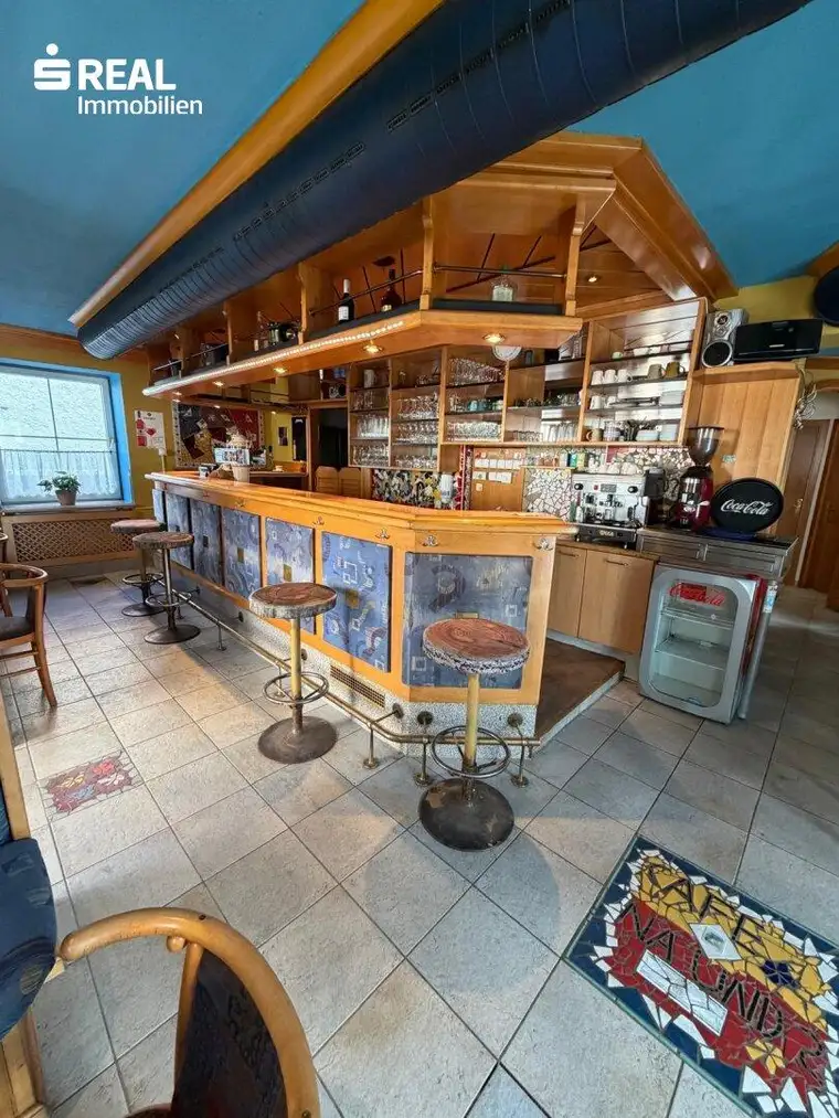 Attraktives Geschäftslokal (ehem. Café) mit Terrasse und Parkmöglichkeiten