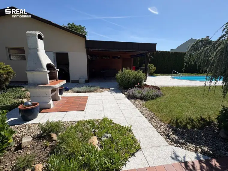 Großzügiges Haus mit Pool &amp; Traumgarten