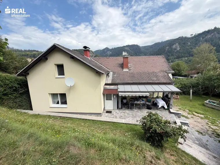 Einfamilienhaus mit Terrasse, Doppelcarport und großzügigem Grundstück in St. Peter-Freienstein