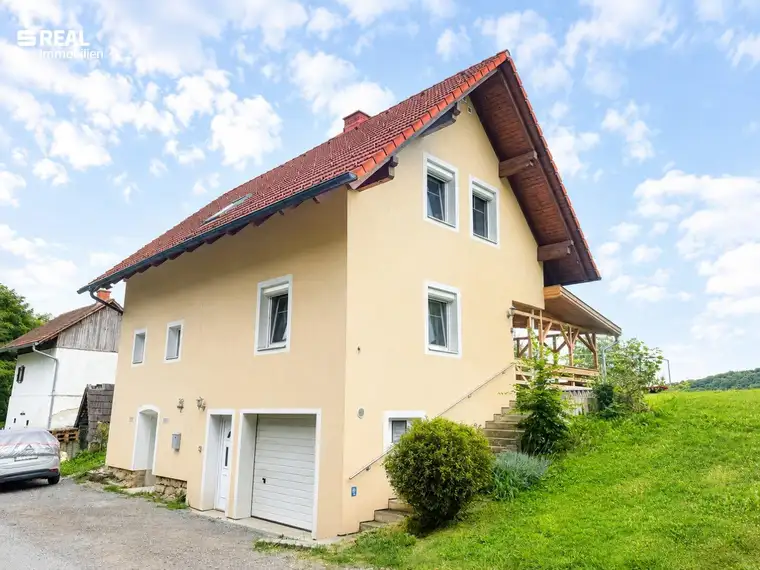 Ruhiges Familienparadies: Charmantes Einfamilienhaus in Aussichtslage (Trautmannsdorf)