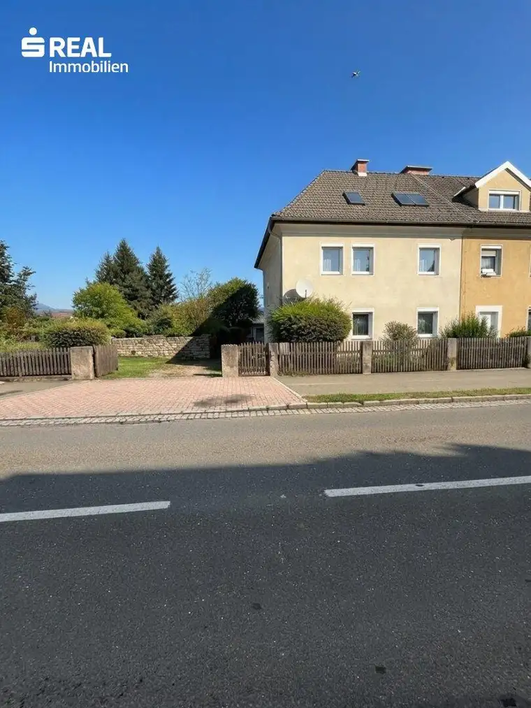 Wohnhaus mit großzügigem Grundstück und Entwicklungspotential