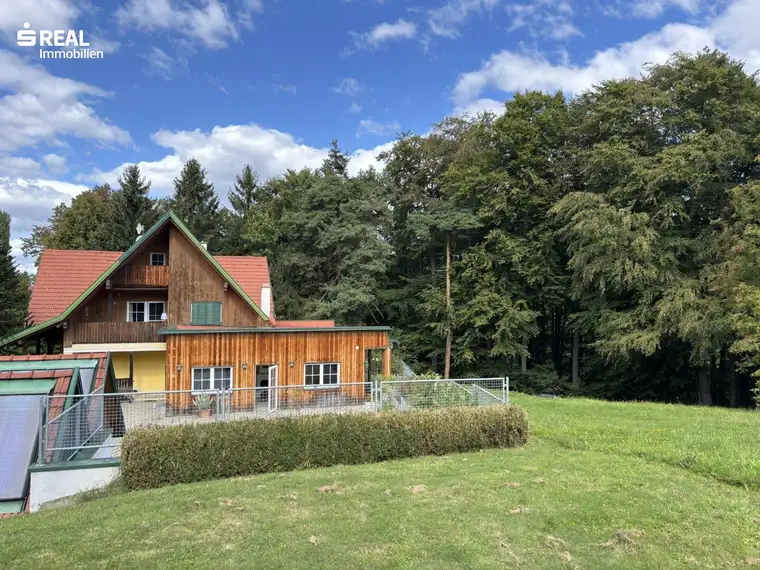 Besondere Gartenwohnung mit großem Pool, Garage &amp; Carport in ruhiger, grüner Lage