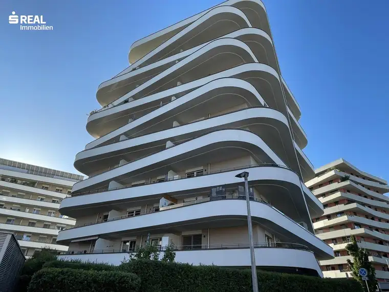 Greencity: Moderne 2-Zimmer-Wohnung mit 14 m² Balkon und Tiefgaragenstellplatz