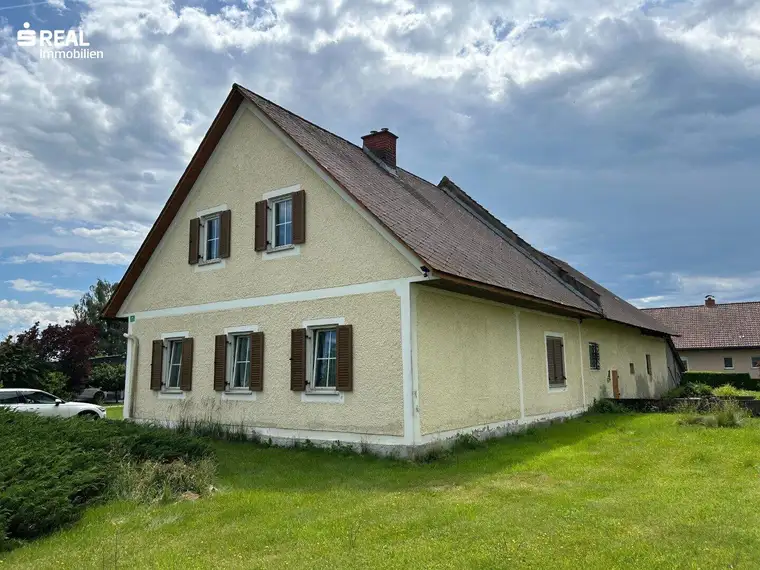 Wohnhaus mit Nebengebäude auf großzügigem Grundstück