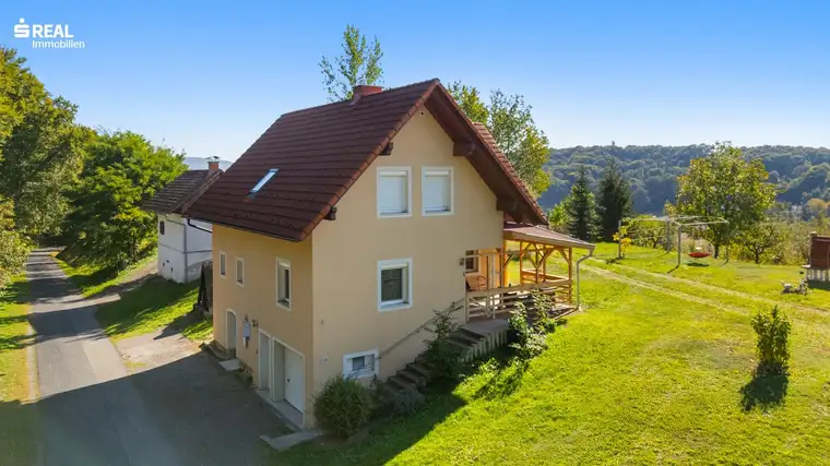 Modernes Einfamilienhaus in Trautmannsdorf mit Panoramablick und viel Grünfläche