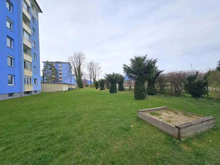  SONNENVERWÖHNTE 3 ZI.-ECKWOHNUNG MIT BLICK INS GRÜNE IN GEPFLEGTEM WOHNHAUS MIT LIFT, VERGLASTER LOGGIA UND BALKON IN SALZBURG-TAXHAM + EINZELGARAGE MÖGLICH 