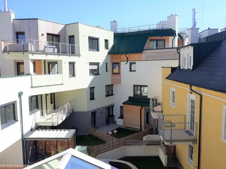 Viel Platz in der herrlichen 170m2 -5 Zimmer-Maisonette! Wohnen im Biedermeier-Schlössl in Maria Enzersdorf! HEIZUNG: FERNWÄRME!