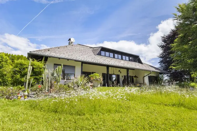 Gepflegte Landhausvilla mit großer Garage und sonnigen Grundstück mit Panoramablick!