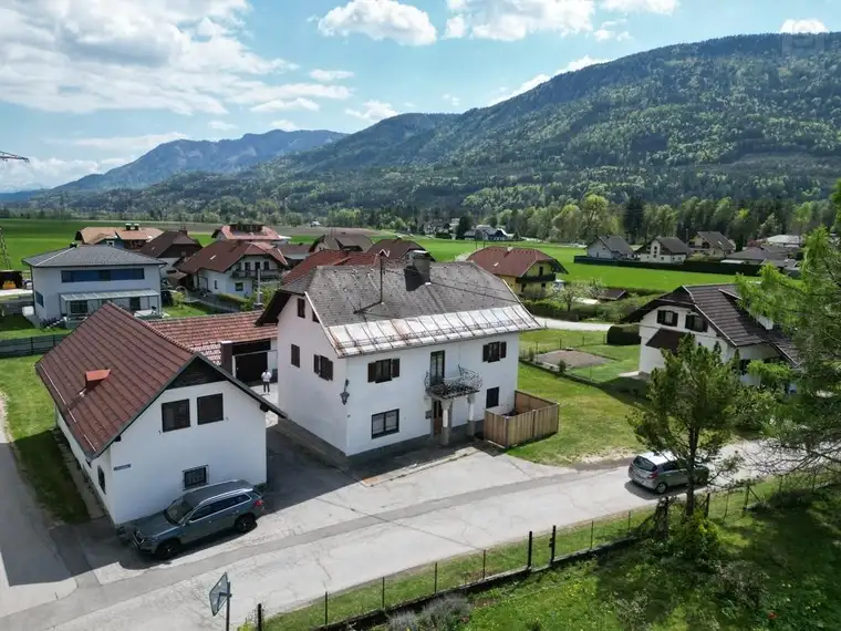 VIEL PLATZ und MÖGLICHKEITEN. Großzügiges Wohnhaus mit Nebengebäuden auf 1.770 m² Grund nahe Villach