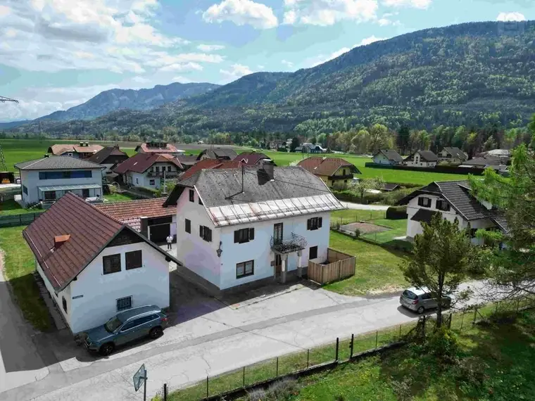 Viel Platz &amp; Möglichkeiten: Wohnhaus mit Werkstätten und großem Grundstück