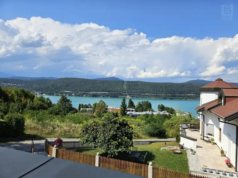 Auen am Wörthersee: Neuwertige Haushälfte nicht weit vom Strandbad mit Seeblick!