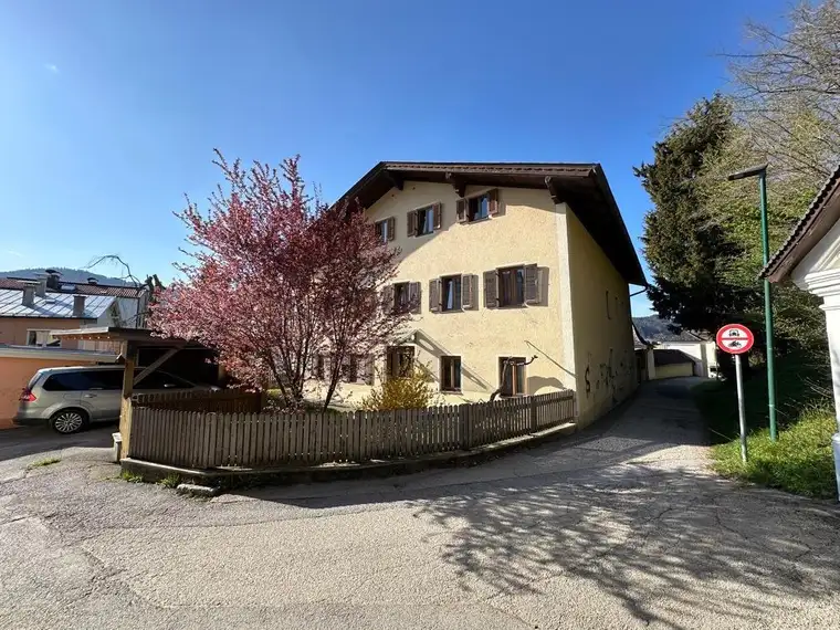 Älteres renovierungsbedürftiges großes Stadthaus in sehr guter Lage zum verkauf!