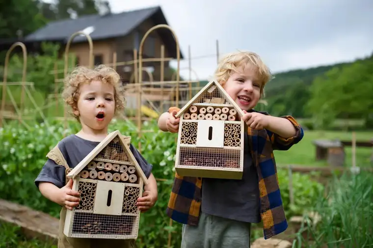 Sonne im Gesicht, Kinder im Garten – Familienwohnung in Axams (#10456)