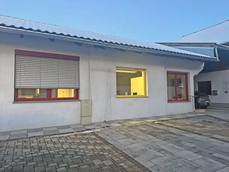 Großzügiges Geschäftslokal/Büro ab sofort zu mieten