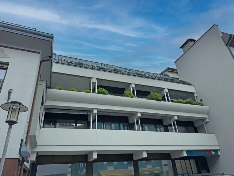 Ab Jänner 2026 verfügbar! Mitgestaltbares großzügige/s Büro/Praxis in Landeck: 364m², 8 Zimmer, Balkon &amp; Aufzug!