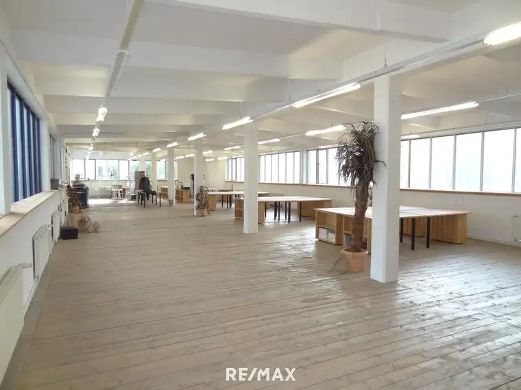 Verkehrsgünstig gelegenes Loft Büro im "Industrial Style" mit Parkplätzen neu zu vermieten