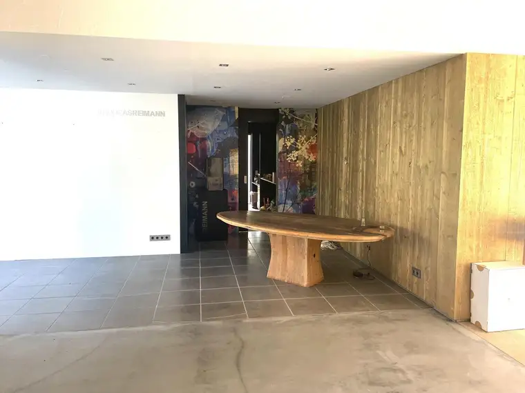 Attraktives 105 qm2 Geschäftslokal/ Büro in guter Lage mit sonniger Aussenfläche