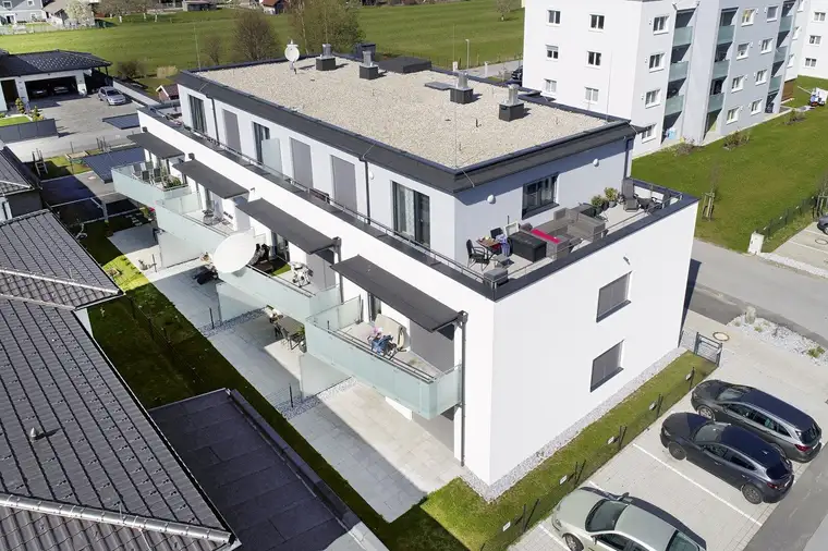 Mehrfamilienwohnhaus mit Spielplatz, Carports und Parkplätzen!