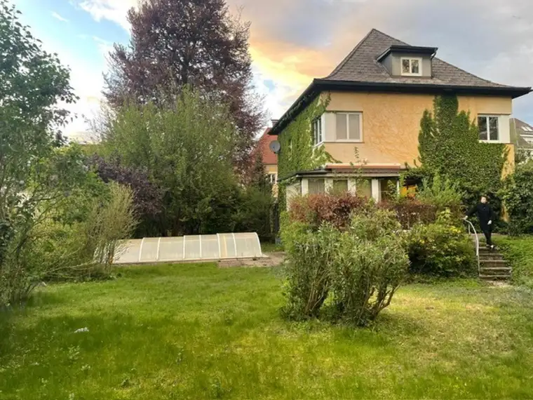 Welser Bestlage: 1123 m² sonniges Grundstücksfläche mit traumhaftem Garten, Terrasse und Pool