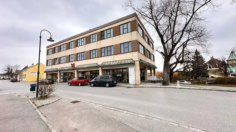 Geschäfts-und Wohnhaus samt Garage und Parkplatz!