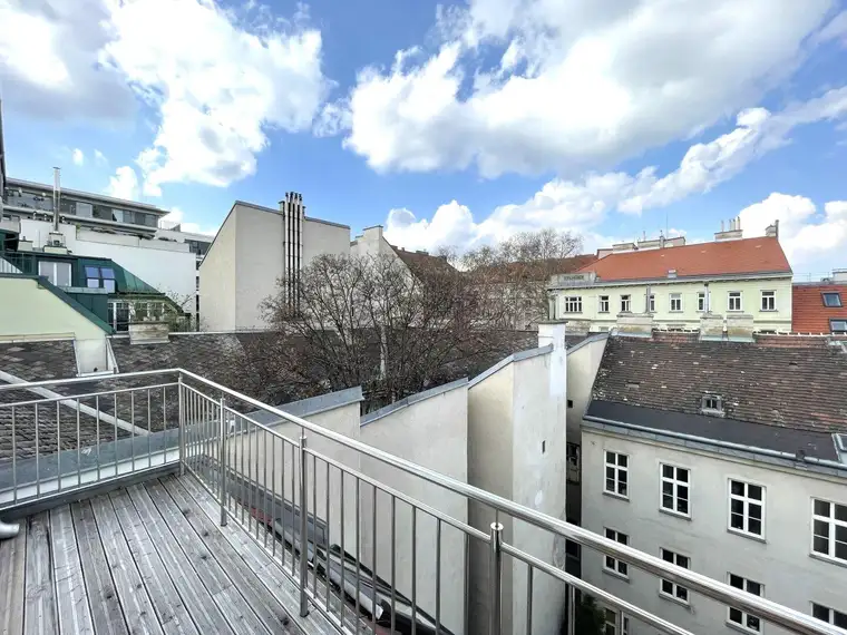 ERSTBEZUG! Traumhafte Maisonette Dachgeschosswohnung mit zwei Terrassen!
