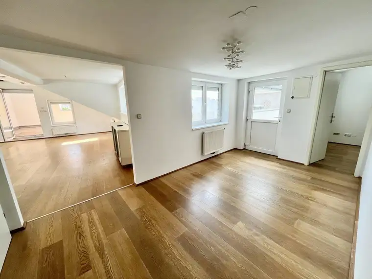 Helle Dachgeschoßwohnung in absolut ruhiger Lage!