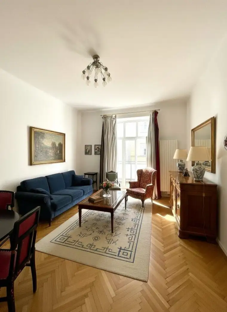 helle Altbauwohnung mit Terrasse!