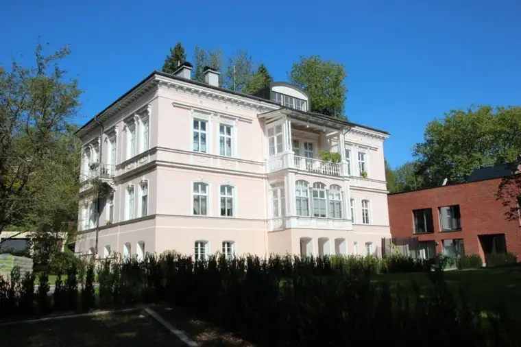 Gmunden: Großzügige Erdgeschowohnung in der ehrwürdigen Villa Solvis, vis a vis Toskana!