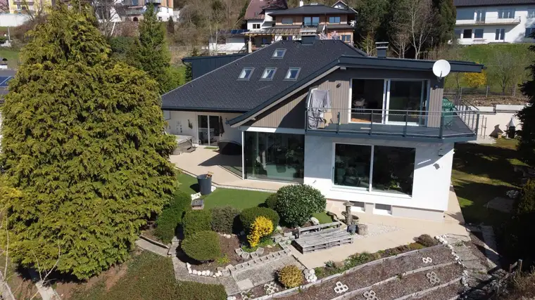 Sensationelle, äußerst gemütliche Dachgeschosswohnung in absoluter Ruhelage im Villenviertel von Gmunden!