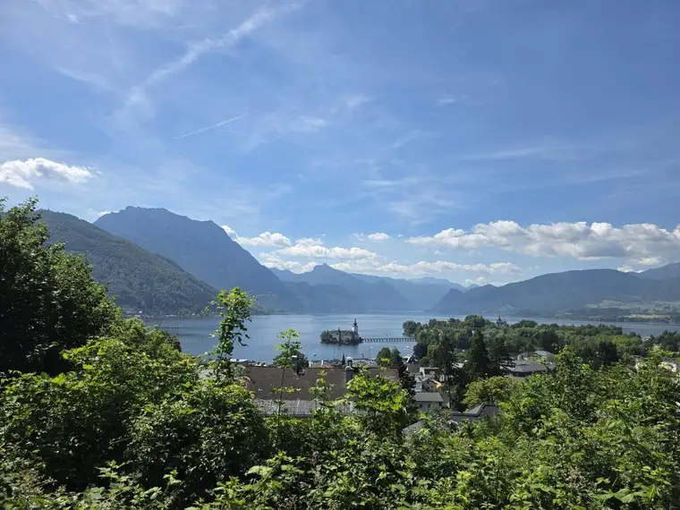 Gmunden: Absolute Rarität im Villenviertel! Unbebautes Grundstück mit etwas Seeblick in Bestlage!