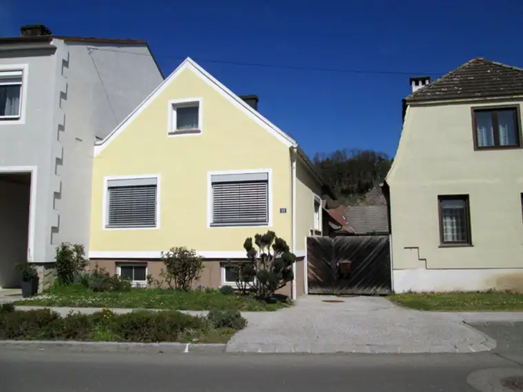 Kleines Haus mit Potential in Ortslage mit idyllischen Gärten und Nebengebäuden!