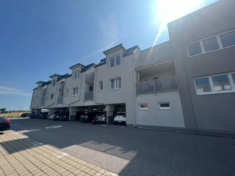 „WOHNEN WIE IM URLAUB“ Schöne 2-Zimmer-Wohnung mit Balkon im 2. Liftstock inkl. PKW-Stellplatz