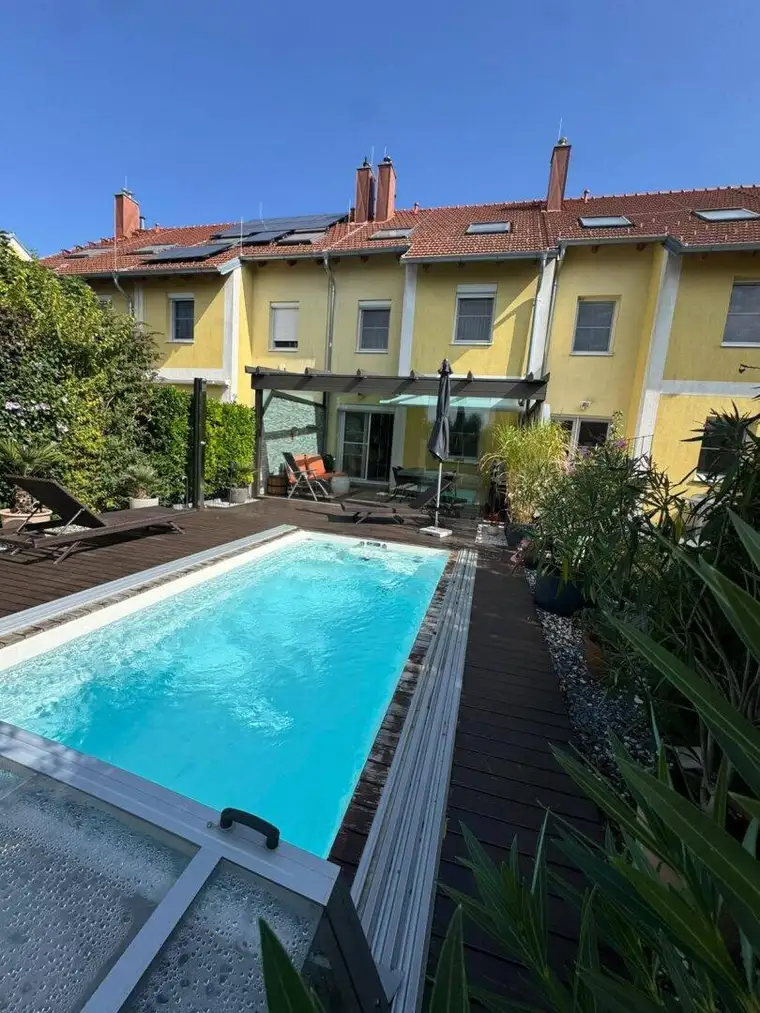 "Wohnen am Teich" Leopoldsdorf – Stilvolles Reihenhaus mit hochwertiger Ausstattung, Wintergarten &amp; Pool