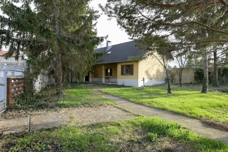 Gut gelegenes Baugrundstück mit sanierungsbedürftigem Wochenendhaus