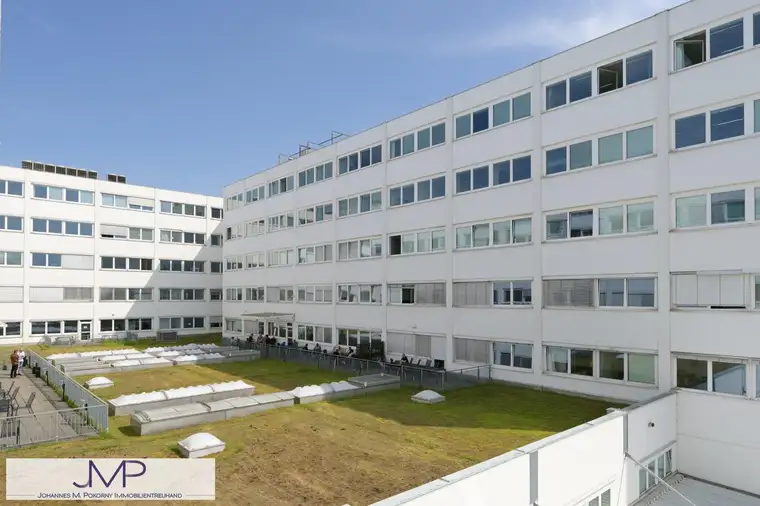 Helle Büro- oder Werkstattflächen mit Rampe