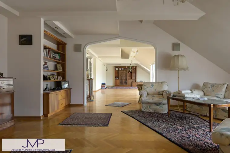 Großzügige DG Wohnung mit ruhigen Südterrassen und eigenem Pool