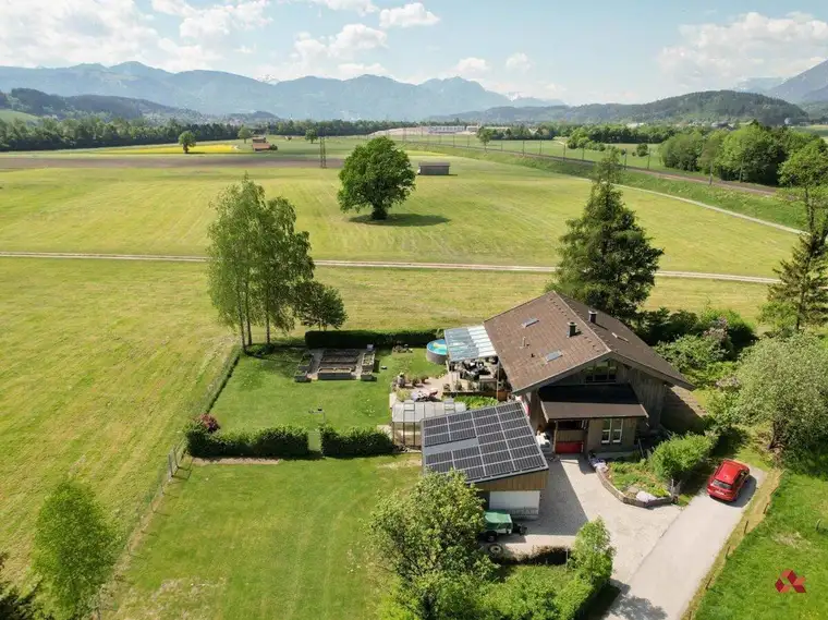 Liebevoll renoviertes Haus mit großzügigem Grundstück, Bergblick und äußerst geringen Betriebskosten