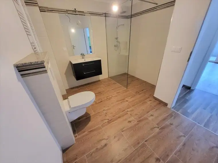 ++ STORCHENSTADT MARCHEGG + BAHNHOFSNÄHE + HELLE 2 ZIMMER WOHNUNG mit 6,4m² LOGGIA + BJ 2021++
