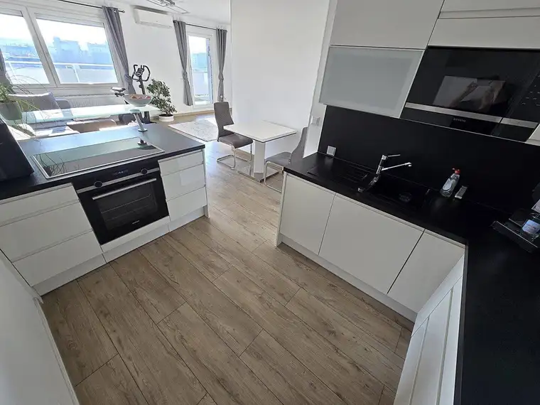 **FERNBLICK + ABSOLUTER FAMILIENTRAUM + Neubau + Klimaanlage + DAN Küche + 5 Zimmer, sonnige Dachgeschosswohnung im 9ten Stock + 2 Dachterrassen 52m²**