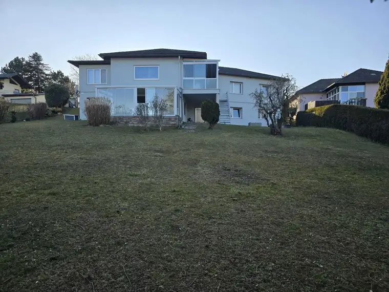 + Mehr als nur Wohnen + Zweifamilienhaus + 325m² Wohnfläche + 1720m² Grundstück + Wintergarten und Terrasse +9 Zimmer + 2 Küchen +
