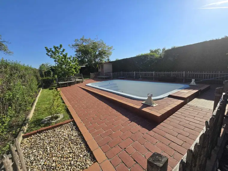 Charmantes Einfamilienhaus + 1000 m² Grundstücksfl. + Kamin + beheizter Swimming Pool + Klimaanlage + Zwei Küchen + 6 Zimmer + Garage + Bahnhof in der Nähe